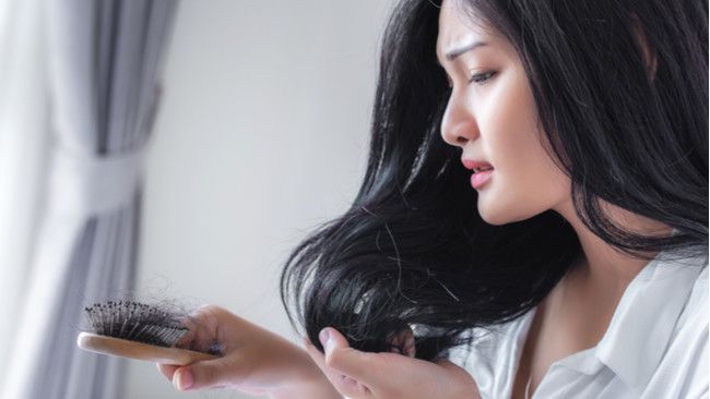 Ini Dia, Penyebab Rambut Rontok Berlebihan Pada Wanita - IsengNulis.id